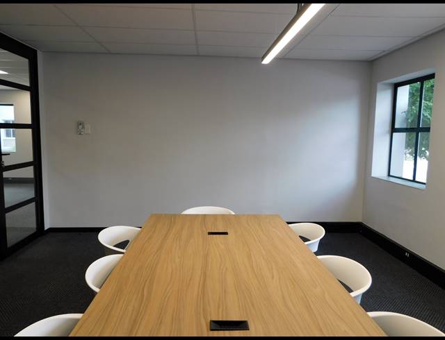 130M² OFFICE TO LET IN HYDE PARK